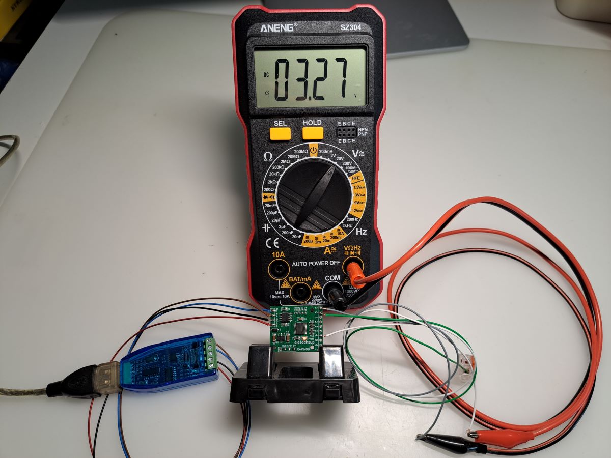 Multimeter measuring R4PIN08 Modbus Output at 3.3V High State
